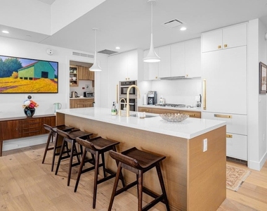 70 Rainey St - Photo Thumbnail 7