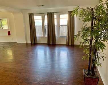 2907 Donnell Dr - Photo Thumbnail 12
