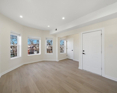 4957 W Superior Street - Photo Thumbnail 3