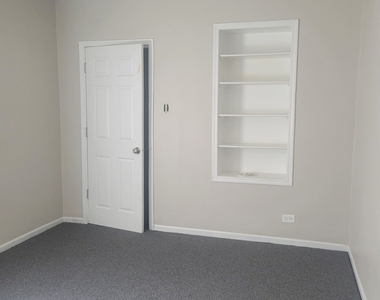 7918 S Essex Avenue - Photo Thumbnail 4