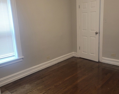 7918 S Essex Avenue - Photo Thumbnail 4