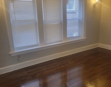 7918 S Essex Avenue - Photo Thumbnail 2