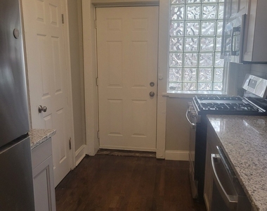 7918 S Essex Avenue - Photo Thumbnail 9