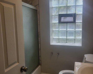 7918 S Essex Avenue - Photo Thumbnail 6