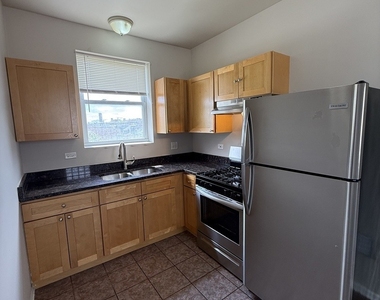 7952 S Carpenter Street - Photo Thumbnail 3