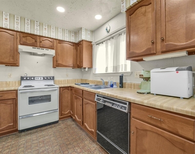 16323 Summer Dawn Lane - Photo Thumbnail 13