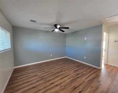 5422 Pine Avenue - Photo Thumbnail 11