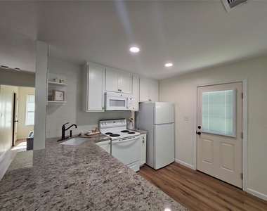 5422 Pine Avenue - Photo Thumbnail 9