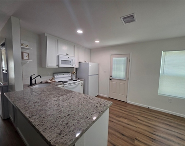 5422 Pine Avenue - Photo Thumbnail 2