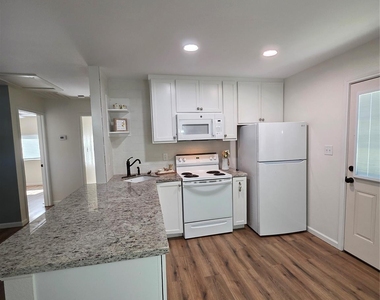 5422 Pine Avenue - Photo Thumbnail 1
