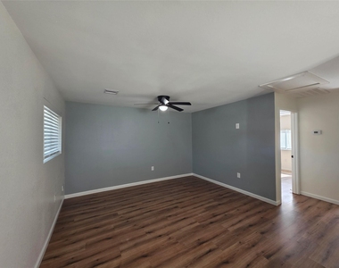 5422 Pine Avenue - Photo Thumbnail 12