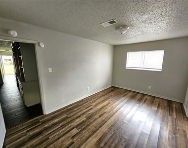 2421 16th Avenue N - Photo Thumbnail 2