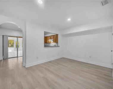 727 Kensington Lake Circle - Photo Thumbnail 15