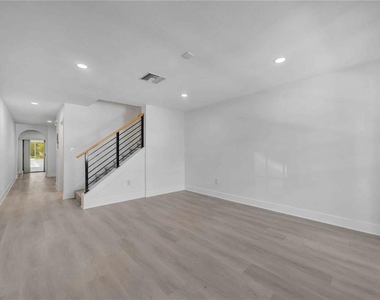 727 Kensington Lake Circle - Photo Thumbnail 4