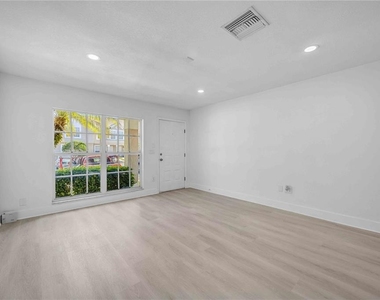 727 Kensington Lake Circle - Photo Thumbnail 7