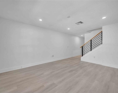 727 Kensington Lake Circle - Photo Thumbnail 5