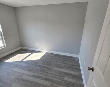 1007 N Tangerine Street - Photo Thumbnail 2