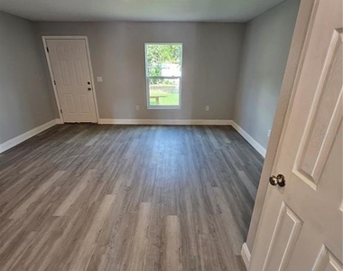 1007 N Tangerine Street - Photo Thumbnail 3