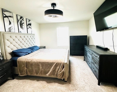 1053 Ambleside Dr - Photo Thumbnail 24