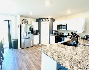 1053 Ambleside Dr - Photo Thumbnail 14