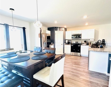 1053 Ambleside Dr - Photo Thumbnail 9