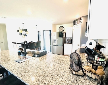 1053 Ambleside Dr - Photo Thumbnail 10