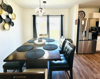 1053 Ambleside Dr - Photo Thumbnail 13