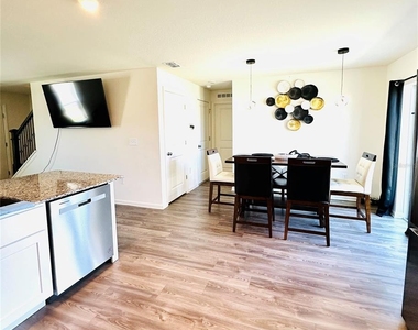 1053 Ambleside Dr - Photo Thumbnail 11