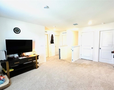 1053 Ambleside Dr - Photo Thumbnail 16