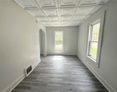 358 Russell St - Photo Thumbnail 3