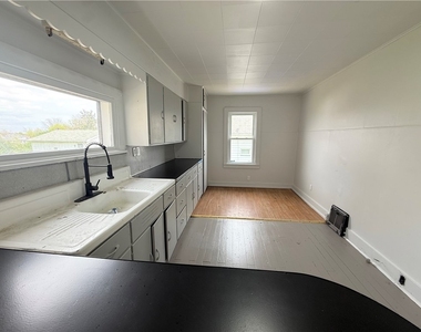 358 Russell St - Photo Thumbnail 2