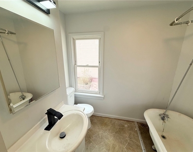 358 Russell St - Photo Thumbnail 6