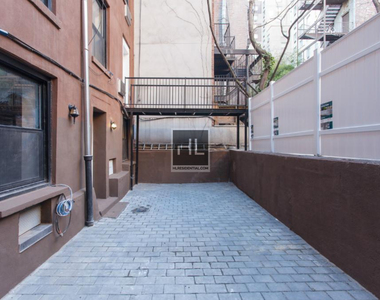 East 11th Street - Photo Thumbnail 7