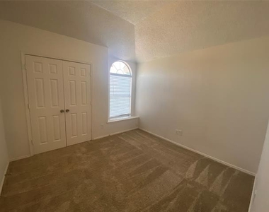 1409 Post Oak Drive - Photo Thumbnail 9