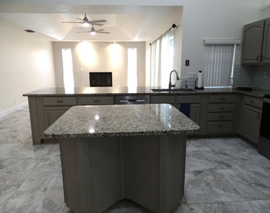 6325 Winding Lake Drive - Photo Thumbnail 7