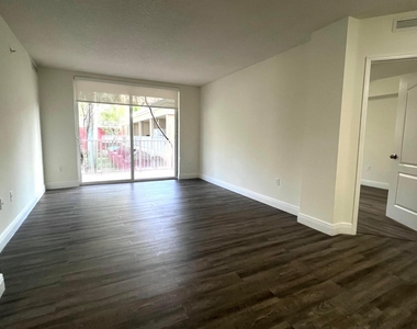 18335 Nw 68 Avenue - Photo Thumbnail 2