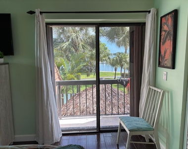 825 Center Street - Photo Thumbnail 23