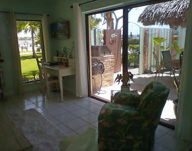 825 Center Street - Photo Thumbnail 8
