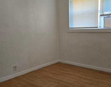 112 Newton Road - Photo Thumbnail 21