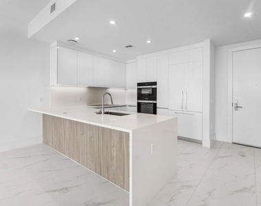 220 Lake Shore Drive - Photo Thumbnail 7