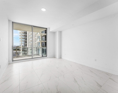 220 Lake Shore Drive - Photo Thumbnail 12