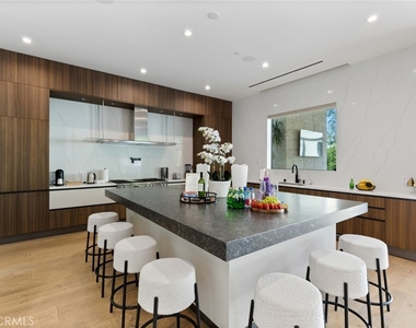 5702 Melvin Avenue - Photo Thumbnail 12