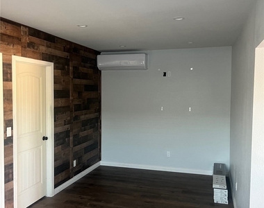7239 Sterling Avenue - Photo Thumbnail 4