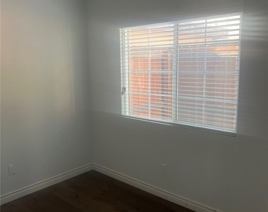 7239 Sterling Avenue - Photo Thumbnail 6