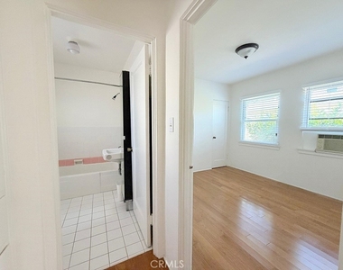 141 N Kenwood Street - Photo Thumbnail 4