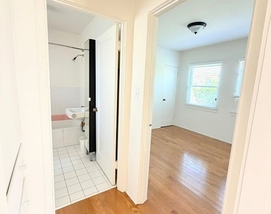 141 N Kenwood Street - Photo Thumbnail 3