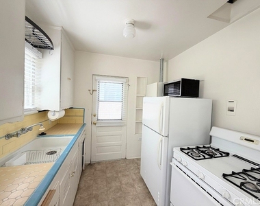 141 N Kenwood Street - Photo Thumbnail 2
