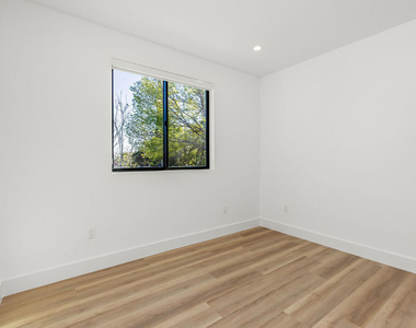 19535 Strathern Street - Photo Thumbnail 8