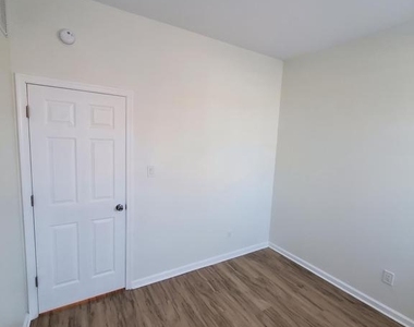 604 E Indiana Avenue - Photo Thumbnail 2