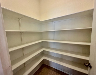 413 Hunters Hill Dr - Photo Thumbnail 9
